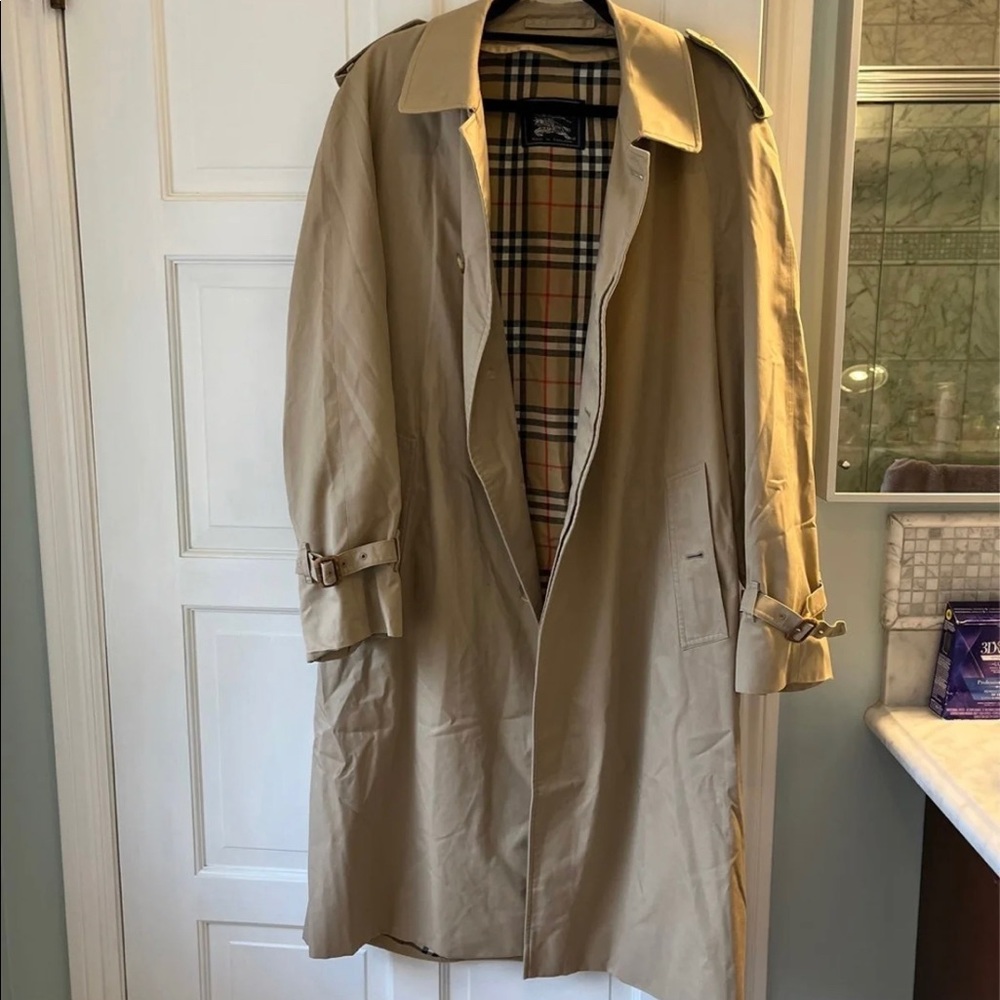 Men’s Classic Burberry Trench Coat Size 52